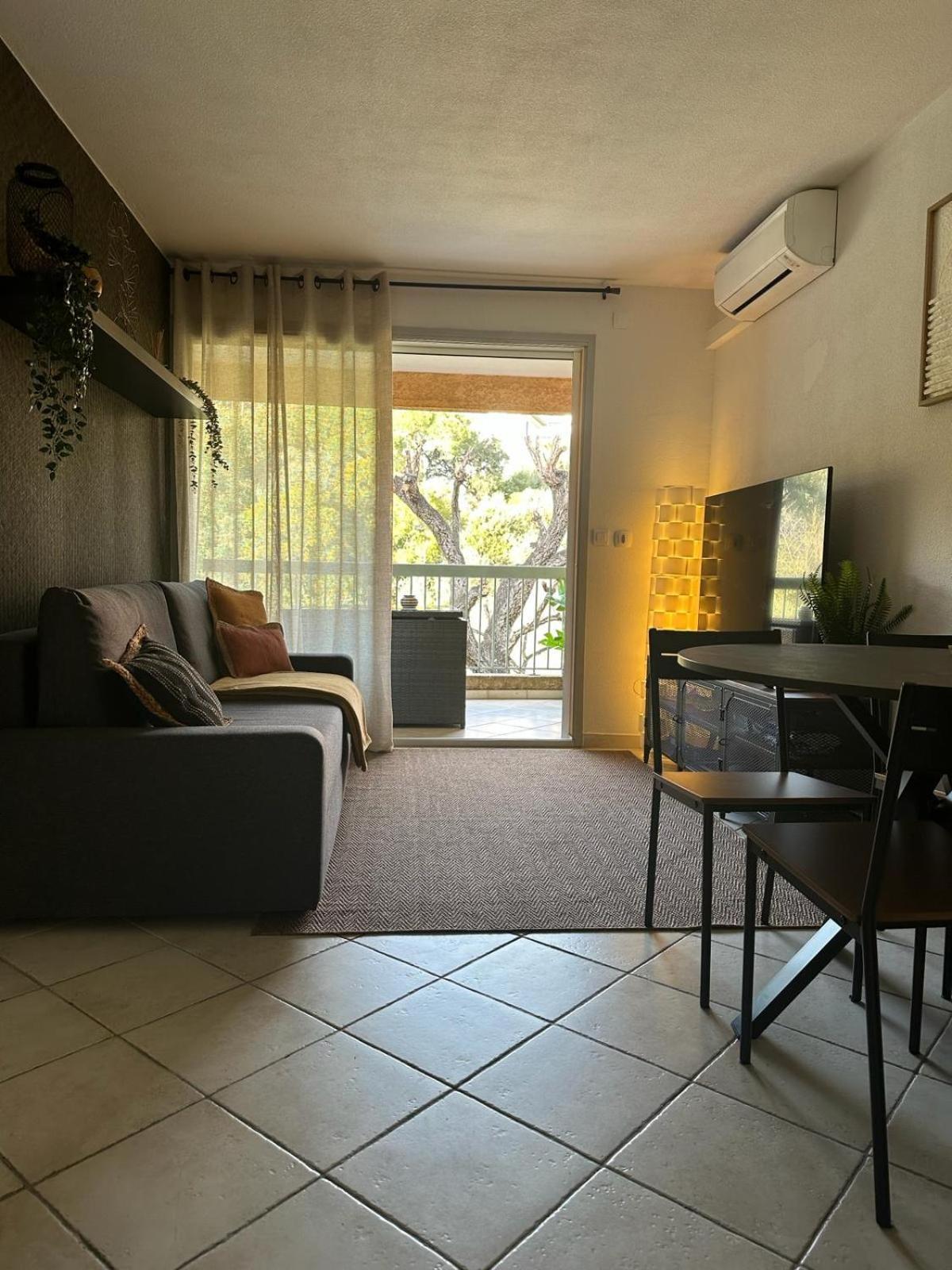 Appartement Residence Santa Barbara Avec Piscine Et A 750M De La Plage Cavalaire-sur-Mer Luaran gambar