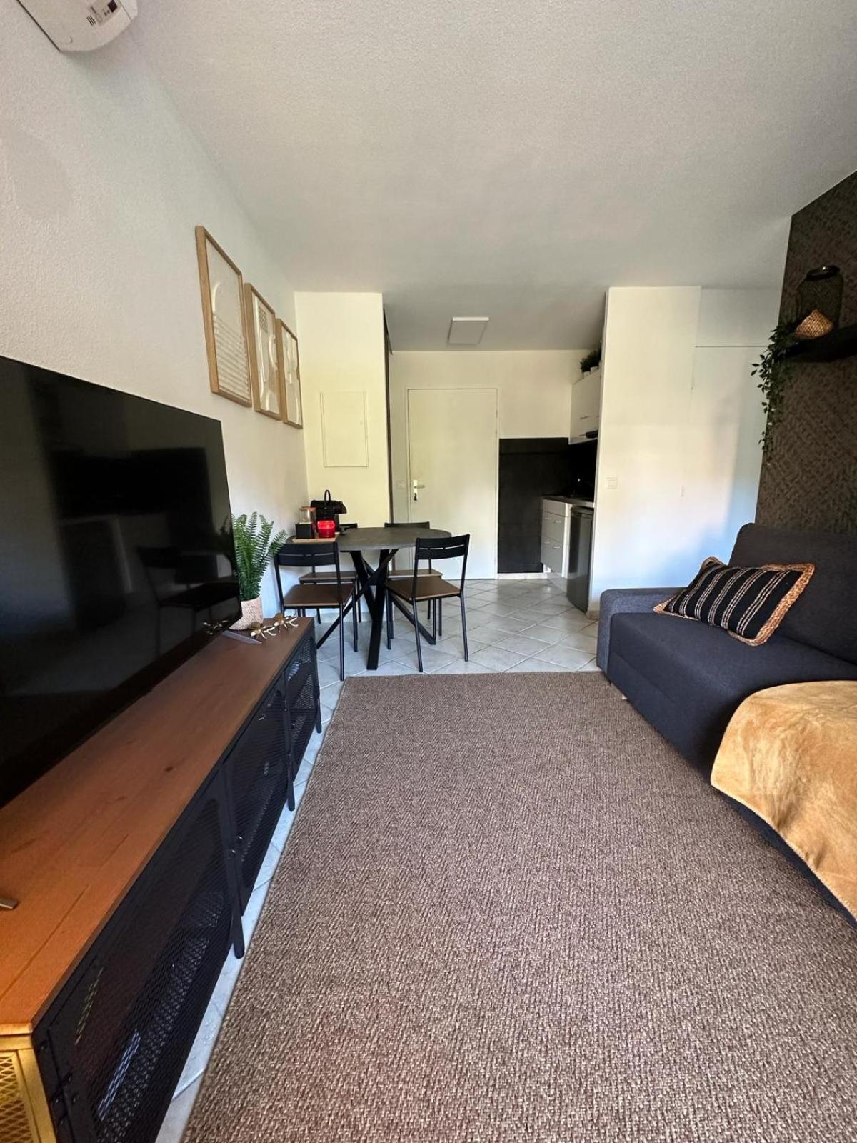 Appartement Residence Santa Barbara Avec Piscine Et A 750M De La Plage Cavalaire-sur-Mer Luaran gambar